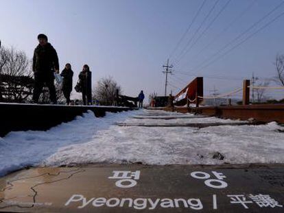 Varias personas caminan cerca de la zona desmilitarizada en Paju en Corea del Sur.