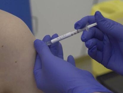 Una voluntaria recibe una dosis de la vacuna de Oxford y AstraZeneca. AP