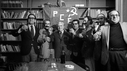 Ramón Tamames, a la izquierda, muestra su alegría tras conocer la noticia de la legalización del PCE en 1977.