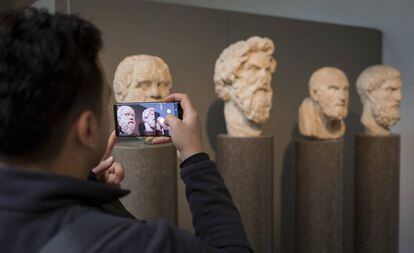 Un visitante del British Museum hace fotos a las cabezas de varios filósofos griegos en 2018.