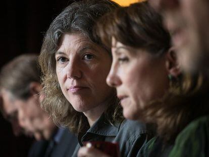 Sigrid Rausing, en el centro, junto a Valerie Miles; al fondo, el editor Joan Tarrida.