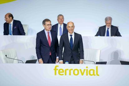 Ignacio Madridejos (a la izquierda) y Rafael del Pino en la junta de accionistas de Ferrrovial, este jueves.