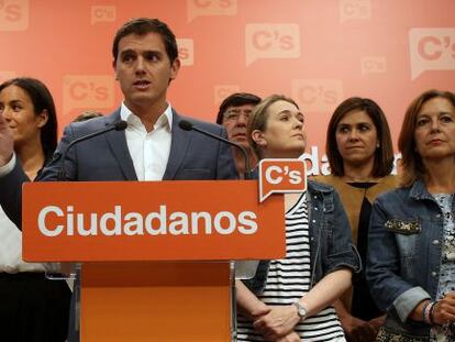 El lider de C&#039;s, Albert Rivera, durante la rueda de prensa con su equipo en la sede del partido.