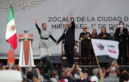 López Obrador y su mujer Beatriz Gutiérrez Müller, durante el evento en el Zócalo.