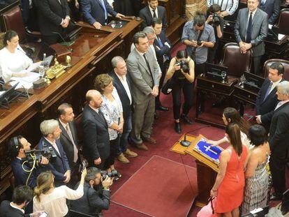 Una legisladora jura su cargo ante la biblia en el Senado de Argentina durante una sesión especial celebrada este miércoles. 