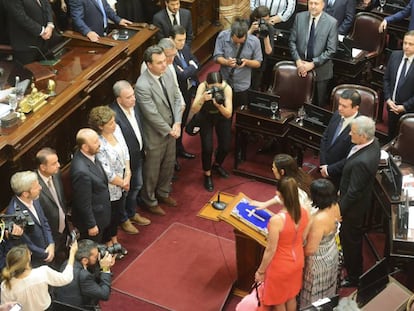 Una legisladora jura su cargo ante la biblia en el Senado de Argentina durante una sesión especial celebrada este miércoles. 