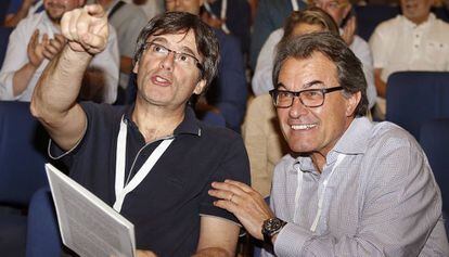 Artur Mas, junto al presidente de la Generalitat, Carles Puigdemont.