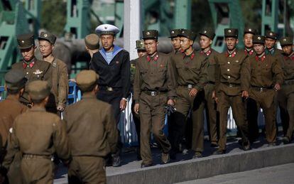 Un grupo de militares cruza un puente en Pyongyang (Corea del Nord), el 10 de octubre de 2015. 