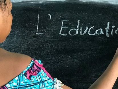 Una ni&ntilde;a en su escuela en la Rep&uacute;blica Democr&aacute;tica del Congo.