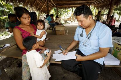 Un médico atiende a una familia indígena de contacto reciente. Los protocolos para ello son muy precisos. Tiene que respetarse su cultura, su modo de vida, no se les puede forzar.