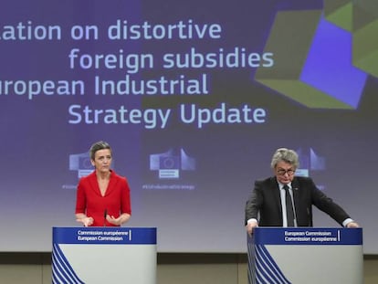 Margrethe Vestager, vicepresidenta de de la Comisión Europea, en el centro, junto a Valdis Dombrovskis (izquierda) y Thierry Breton, también comisarios, el miércoles.