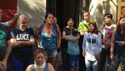 Vecinos concentrados a las puertas del n&uacute;mero 151 de la calle Enten&ccedil;a de Barcelona.