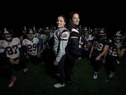 Olga Sotillo y Cristina Gómez, miembros del Black Demons Las Rozas, junto a su equipo.