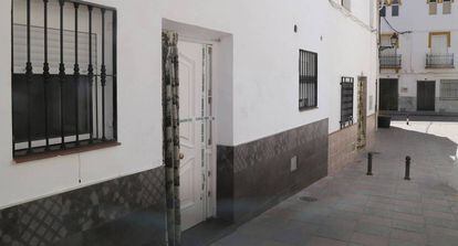 La vivienda de la pareja de Guadahortuna (Granada), precintada por la Guardia Civil.