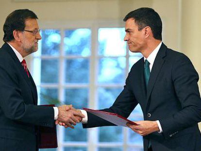 Rajoy i Sánchez després de signar el pacte antiterrorista.