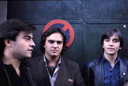 Desde la izquierda, los tres hermanos Enrique, Javier y Álvaro Urquijo, que formaron Los Secretos, posan en la entrada de los locales de ensayo madrileños Tablada, en 1982.