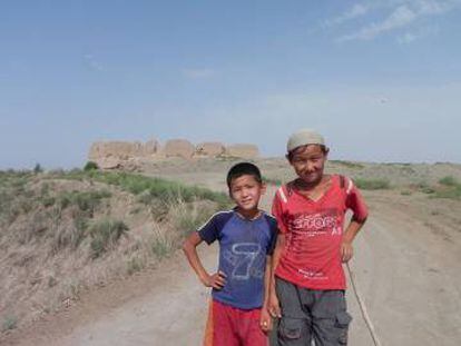 Niños en el antiguo fuerte Khorezm en Karakalpakia (Uzbekistán).