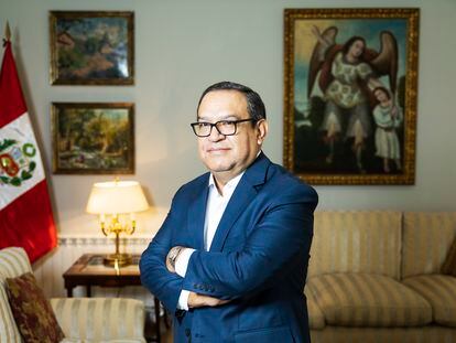 El presidente del consejo de ministros de Perú, Alberto Otárola, en la residencia del embajador peruano en Madrid, este martes.