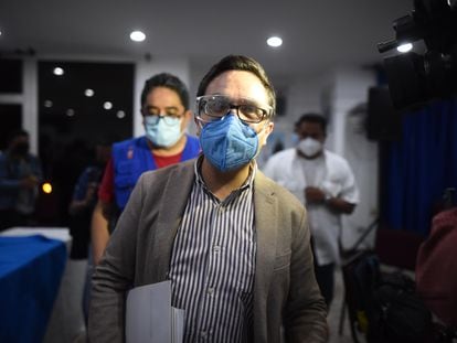 El exfiscal Juan Francisco Sandoval ofrece una rueda de prensa el 23 de julio de 2021, en Ciudad de Guatemala (Guatemala), tras conocerse su destitución.