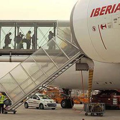 Los pilotos de Iberia dan luz verde a la convocatoria de huelga en verano