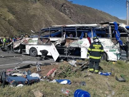 Los bomberos trabajan en la escena del accidente en una carretera entre Pifo y Papallacta, 30 kilómetros al este de Quito