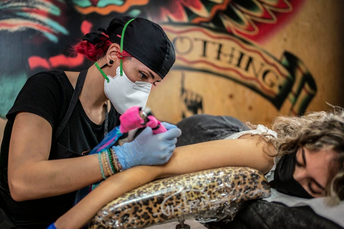 Imposible trabajar sin tocar: as es la nueva normalidad de tatuadores o  dentistas | Sociedad | EL PAS