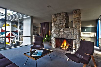 Harry Seidler, un refugiado austriaco, formado por Breuer y Gropius, proyectó esta casa para sus padres a finales de los años cuarenta. Enclavada entre arbustos al norte de Sídney, la casa "de cristal con patas" contribuyó a moldear la arquitectura futura australiana.