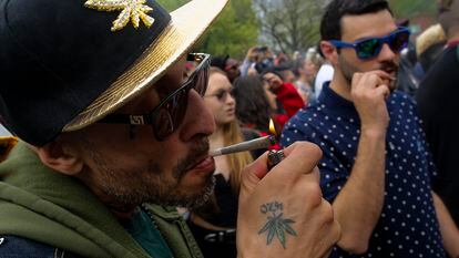 Un joven se fuma un porro en Nueva York.