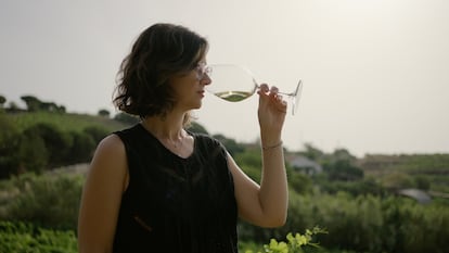 Mireia Pujol-Busquets cata un vino.