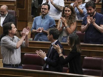 El grupo parlamentario de Unidas Podemos aplaude la intervención de Pablo Iglesias.