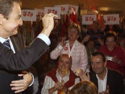 Zapatero saluda a los simpatizantes asistentes al mitin celebrado en Elche.