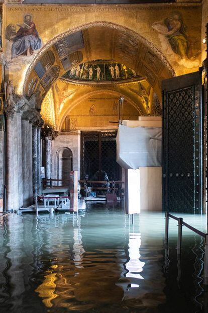 El interior de la basílica de San Marcos anegada de agua, este miércoles.