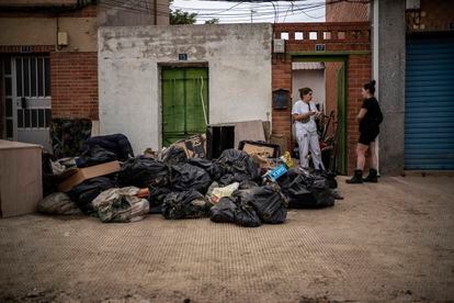 Bolsas de basura acumuladas en la puerta de una vivienda del centro del pueblo.  


