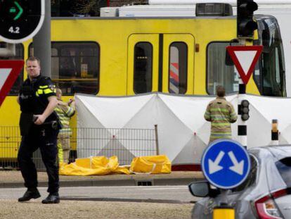 Foto: Los equipos de rescate colocan una pantalla en el lugar del atentado en Utrecht.
