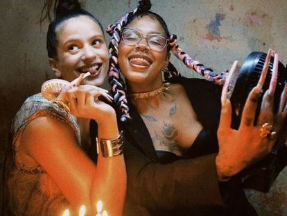Rosalía (a la izquierda) ha compartido en su cuenta de Instagram imágenes con Tokischa Popola.