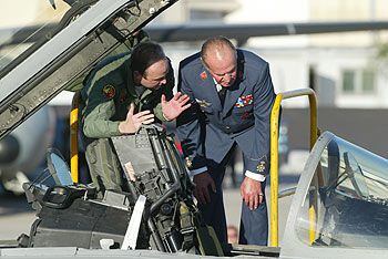 El Rey observa la cabina del cazabombardero <i>Eurofighter,</i> en la factoría de EADS-CASA de Getafe.