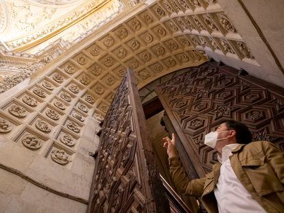 El investigador Juan Clemente Rodríguez señala el arco de la sacristía de la catedral de Sevilla en el que están esculpidos 68 platos, un catálogo de la gastronomía renacentista de la ciudad.