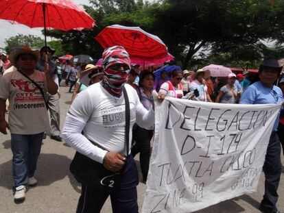 Integrantes de la CNTE marchan en Chiapas este lunes. 