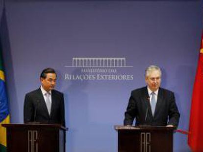 El canciller brasileño, Luiz Alberto Figueiredo (d), y su homólogo chino, Wang Yi (I), fueron registrados este viernes, durante un declaración a la prensa, en el Palacio del Itamaraty de Brasilia (Brasil).