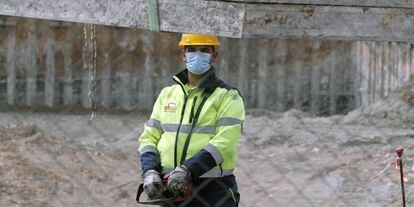 Un operario maneja una grua en una obra a las afueras de Madrid.