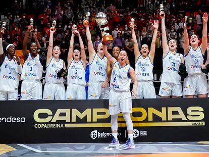 Las jugadoras del Perfumerías Avenida celebran la conquista de la Copa de la Reina. FEB