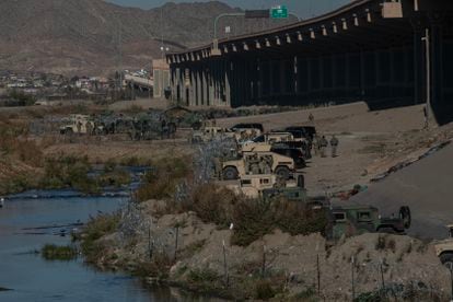 Elementos de la Guardia Nacional de Estados Unidos vigilan la frontera con México en la zona de Ciudad Juárez. 