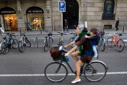 Una usuaria de la bicicleta circulando por el carril bici de la Diagonal de Barcelona.