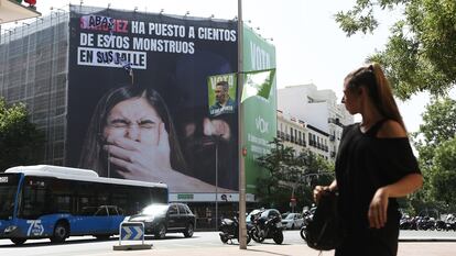 La lona de Vox que se ubica en la calle Santa Engracia de Madrid en la que Vox atacaba al Gobierno de Pedro Sánchez por la 'ley del solo sí es sí' ha amanecido este miércoles modificada.
