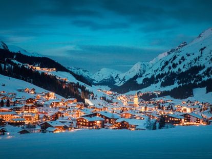 Imagen invernal al anochecer de Lech, en el Estado federal austriaco de Vorarlberg.