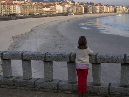 Una niña observa la playa de Silgar, en Sanxenxo (Pontevedra).
