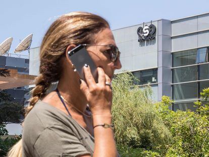 Una mujer pasa ante la sede de la empresa NSO, creadora de Pegasus, en Herzliya (Israel).
