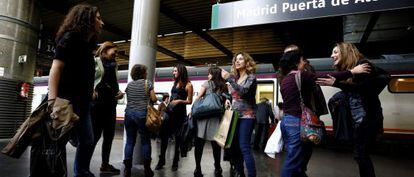 Trabajadoras que viven en Madrid y utilizan el AVE todos los d&iacute;as para ir a Ciudad Real, fotografiadas en la estaci&oacute;n de Atocha. 