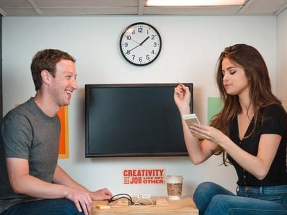 Mark Zuckerberg y Selena Gomez en las instalaciones de Facebook.