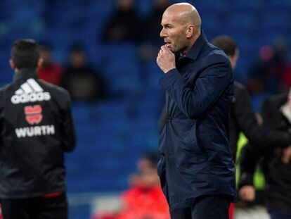 Zidane, con el rostro serio, durante el partido contra el Numancia. 